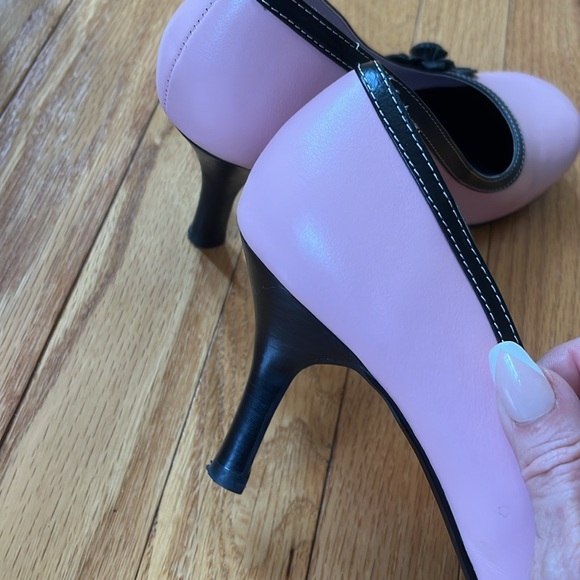 Vintage Steve Madden Pink/black trim and rosette pumps, Size 8 1/2. - Picture 6 of 8